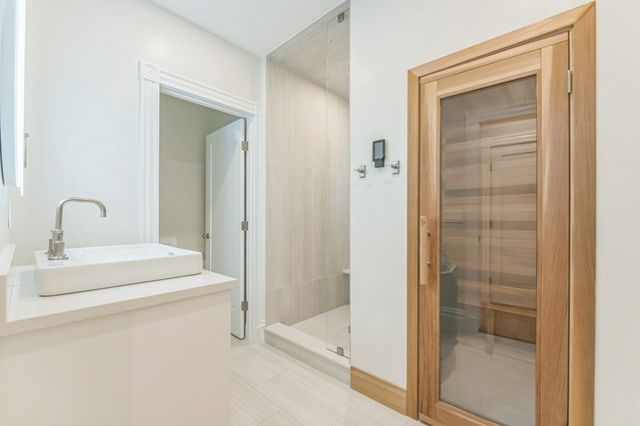 220 Aspinwall Ave, Brookline, MA 02446