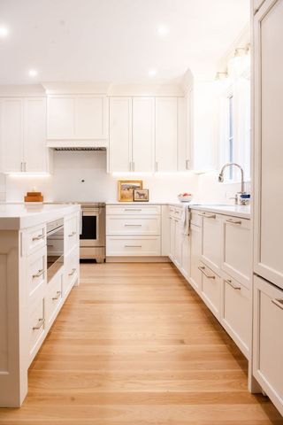 220 Aspinwall Ave, Brookline, MA 02446