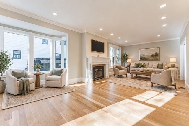 220 Aspinwall Ave, Brookline, MA 02446