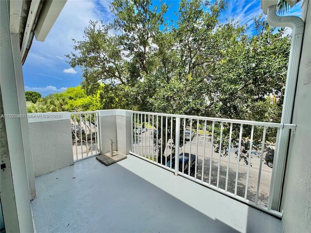 677 SW 111th Ave 303, Pembroke Pines, FL 33025