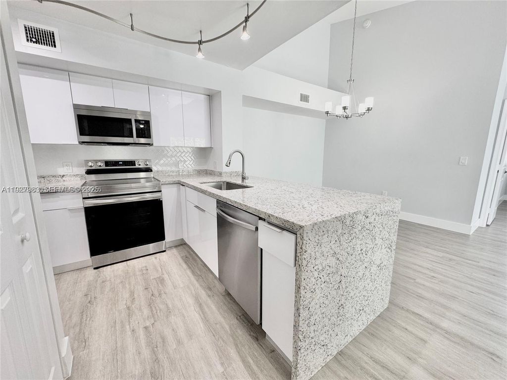 677 SW 111th Ave 303, Pembroke Pines, FL 33025