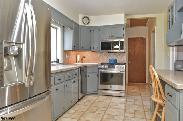 247 Grove St, Lodi Boro, NJ 07644