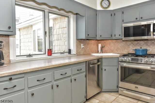 247 Grove St, Lodi Boro, NJ 07644