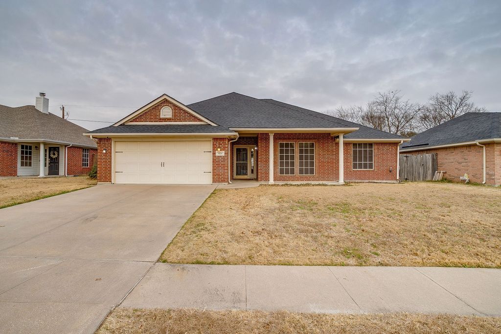 1024 Heberle Drive, Burleson, TX 76028