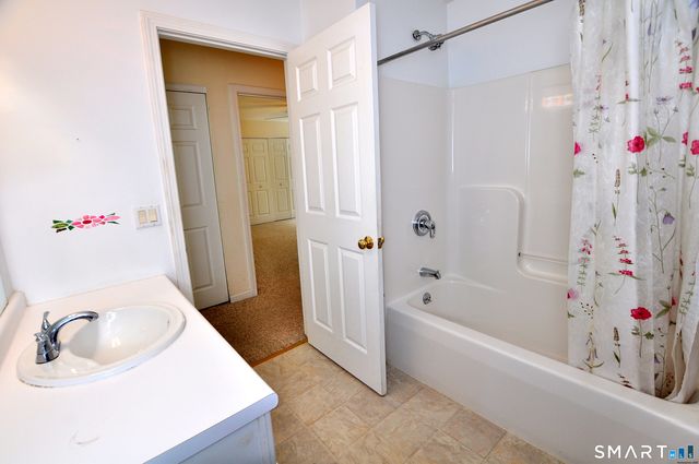 228 Castlewood Drive 228, Bloomfield, CT 06002