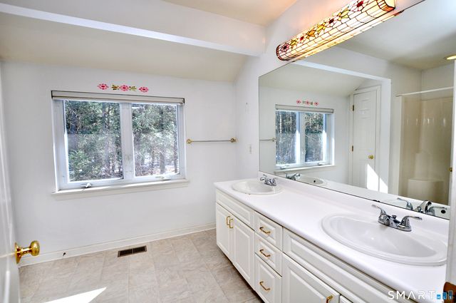 228 Castlewood Drive 228, Bloomfield, CT 06002