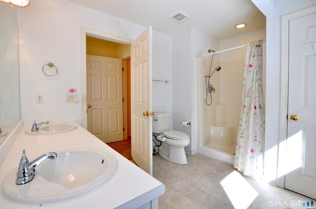 228 Castlewood Drive 228, Bloomfield, CT 06002