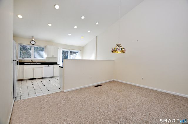 228 Castlewood Drive 228, Bloomfield, CT 06002