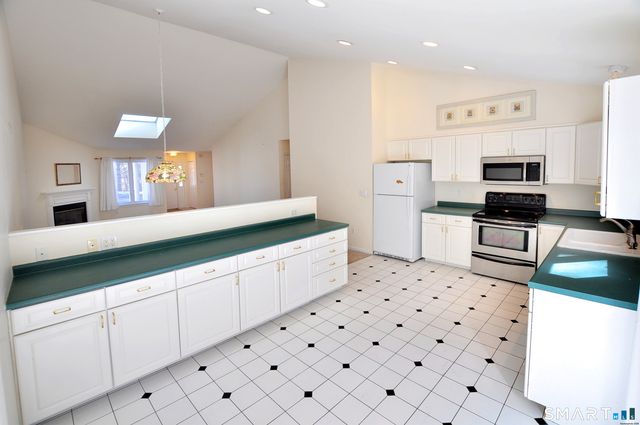 228 Castlewood Drive 228, Bloomfield, CT 06002