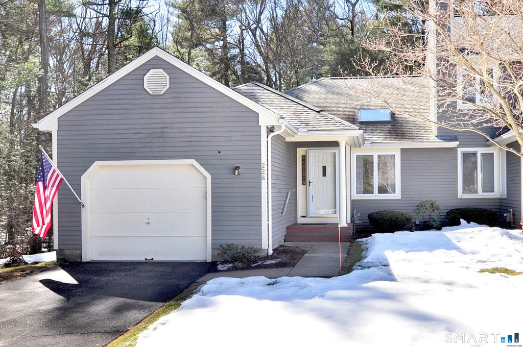 228 Castlewood Drive 228, Bloomfield, CT 06002