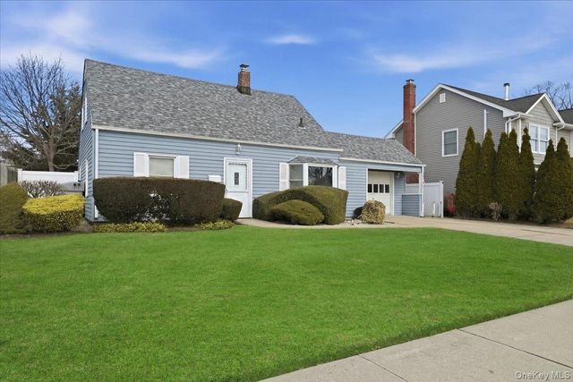 25 Peacock Lane, Levittown, NY 11756