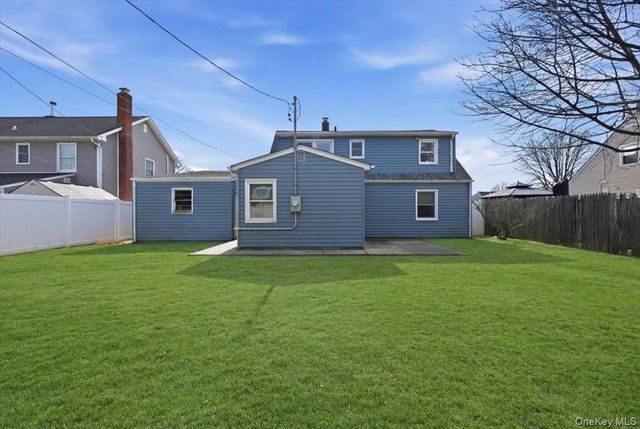 25 Peacock Lane, Levittown, NY 11756