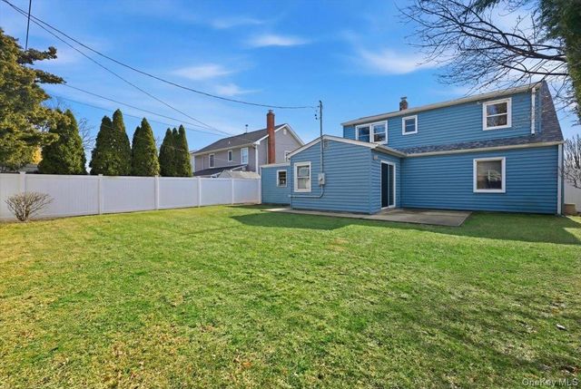 25 Peacock Lane, Levittown, NY 11756