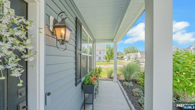 10 Bares Court, Little Ferry, NJ 07643