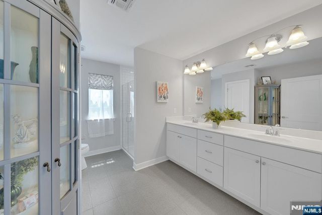 10 Bares Court, Little Ferry, NJ 07643