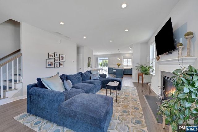 10 Bares Court, Little Ferry, NJ 07643