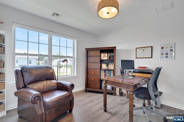 10 Bares Court, Little Ferry, NJ 07643