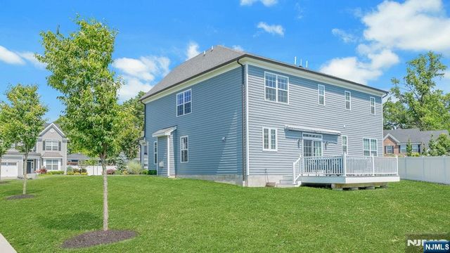 10 Bares Court, Little Ferry, NJ 07643