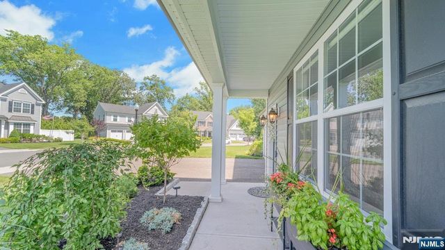 10 Bares Court, Little Ferry, NJ 07643