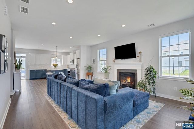 10 Bares Court, Little Ferry, NJ 07643