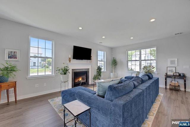 10 Bares Court, Little Ferry, NJ 07643