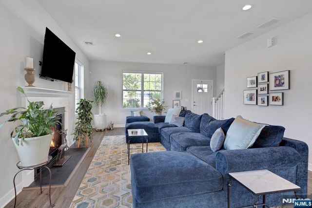 10 Bares Court, Little Ferry, NJ 07643