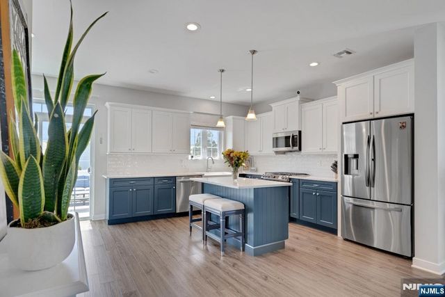 10 Bares Court, Little Ferry, NJ 07643
