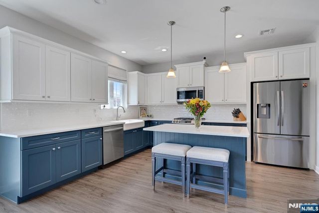 10 Bares Court, Little Ferry, NJ 07643