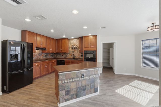 233 SPRINGTREE TRL, Cibolo, TX 78108