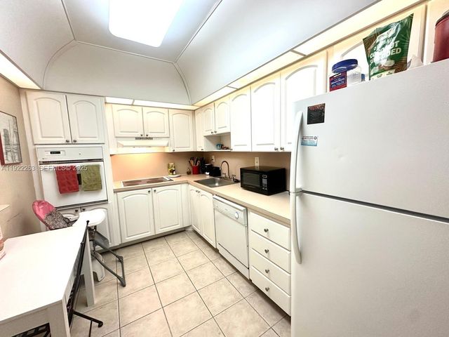 19390 Collins Avenue 414, Sunny Isles Beach, FL 33160
