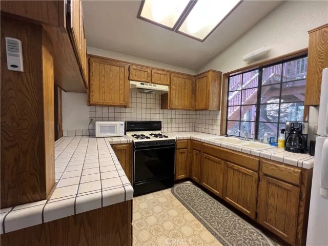 955 Coulter Pine, Crestline, CA 92325