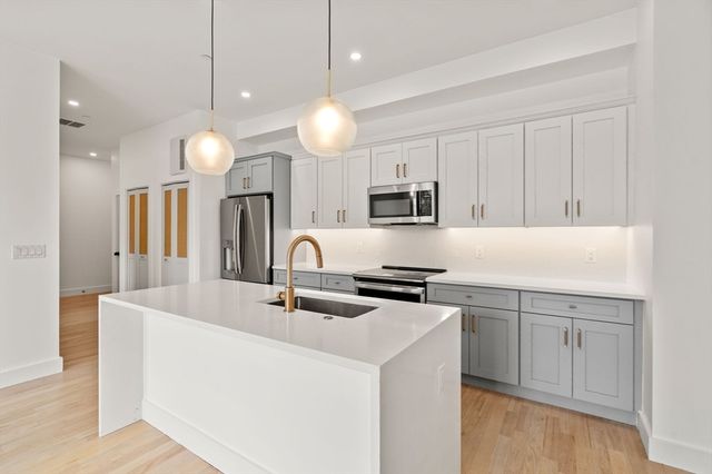 52 Withington St 9, Boston, MA 02124