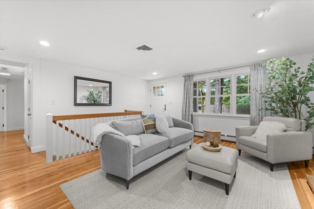 38 Hunnewell St, Needham, MA 02494