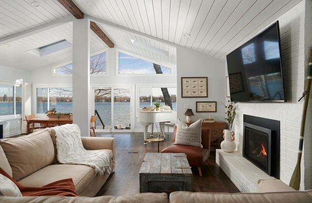 795 Oak Court, Crystal Lake, IL 60014