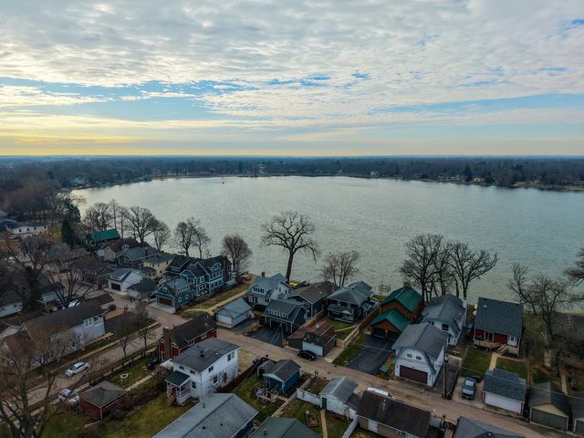 795 Oak Court, Crystal Lake, IL 60014