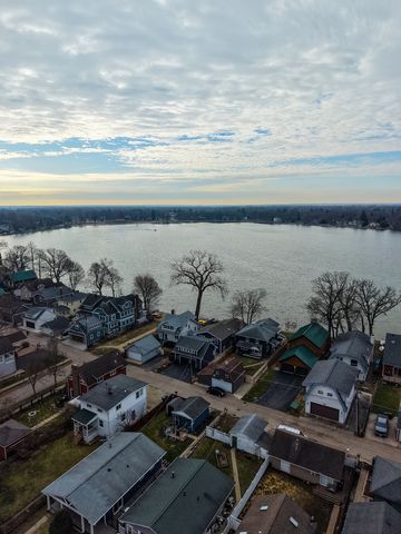 795 Oak Court, Crystal Lake, IL 60014