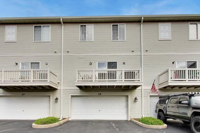 18 New Haven Drive 18, Cary, IL 60013