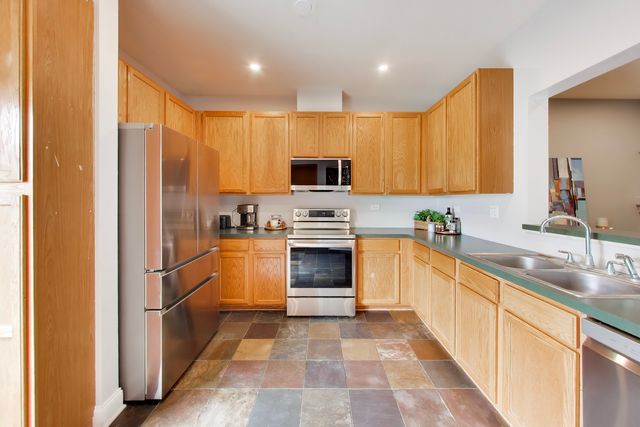 18 New Haven Drive 18, Cary, IL 60013