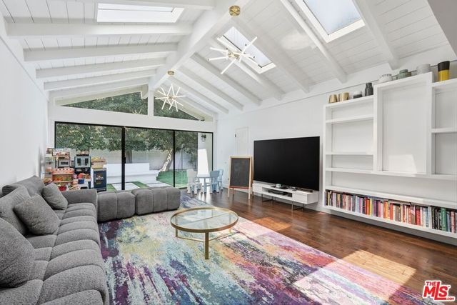 16910 Magnolia Boulevard, Encino, CA 91316