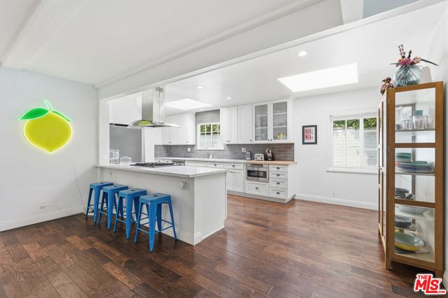 16910 Magnolia Boulevard, Encino, CA 91316