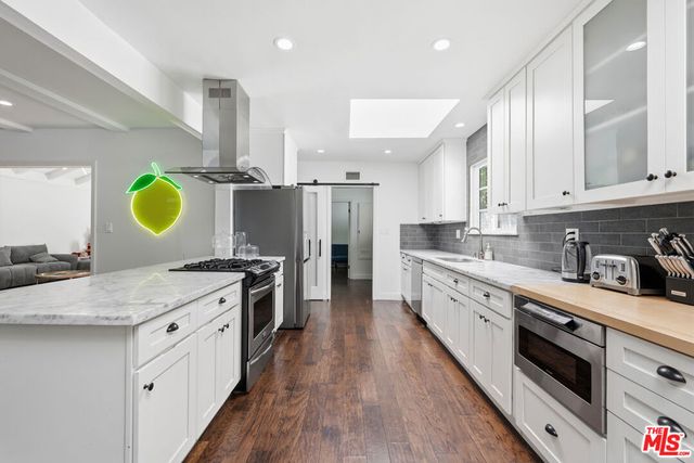 16910 Magnolia Boulevard, Encino, CA 91316