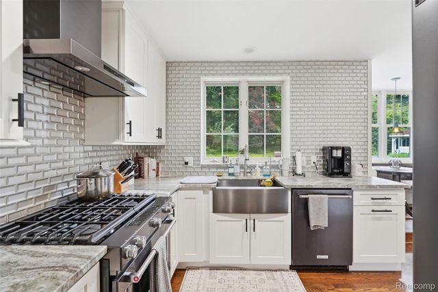 27310 Crestwood Drive, Franklin Village, MI 48025
