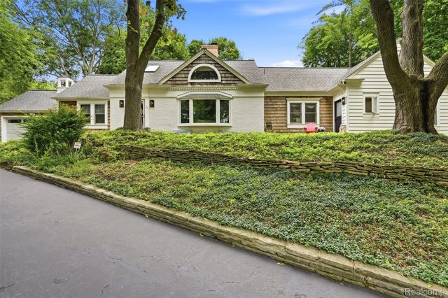 27310 Crestwood Drive, Franklin Village, MI 48025
