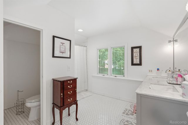 27310 Crestwood Drive, Franklin Village, MI 48025