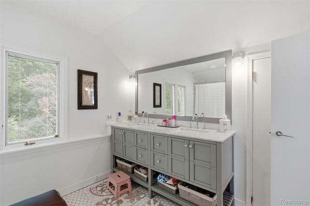 27310 Crestwood Drive, Franklin Village, MI 48025