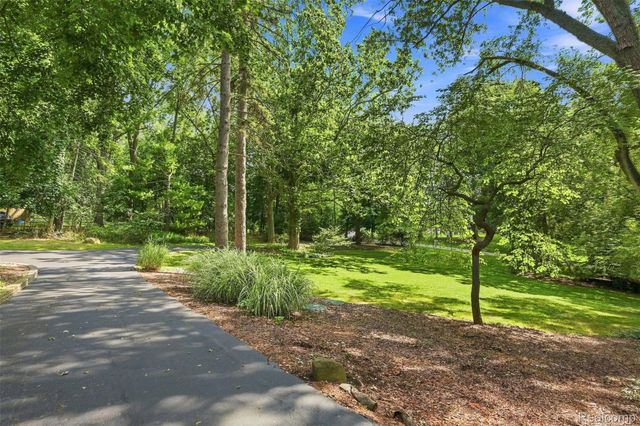 27310 Crestwood Drive, Franklin Village, MI 48025