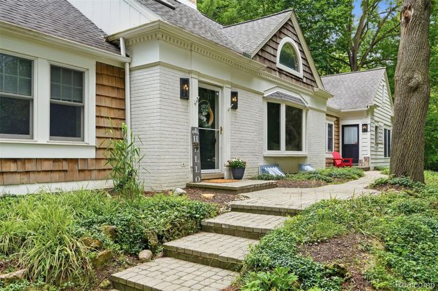 27310 Crestwood Drive, Franklin Village, MI 48025