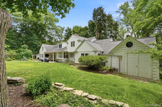 27310 Crestwood Drive, Franklin Village, MI 48025