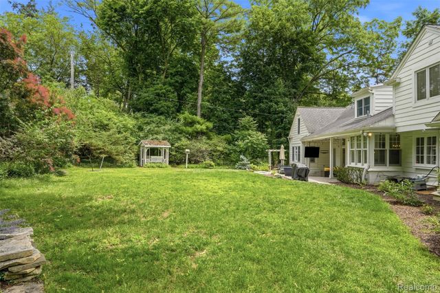 27310 Crestwood Drive, Franklin Village, MI 48025