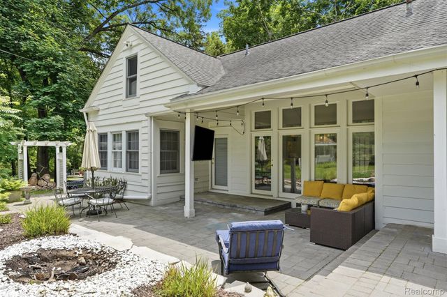 27310 Crestwood Drive, Franklin Village, MI 48025